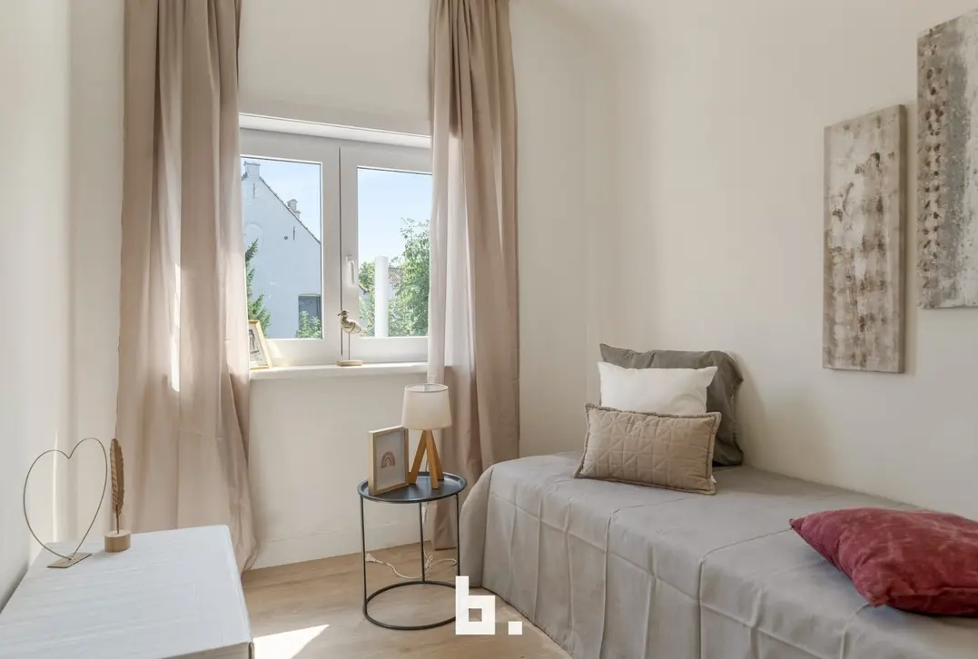 Karaktervolle halfopen gezinswoning met 3 slaapkamers, garage en zonnige tuin te Brugge - Brugge