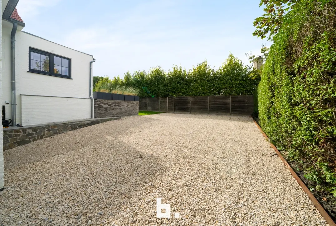 Een karaktervolle villa in uitgesproken cottagestijl, waar authentieke architectuur en hedendaags wooncomfort harmonieus samenkomen. De woning wordt omgeven doo - Oostkerke