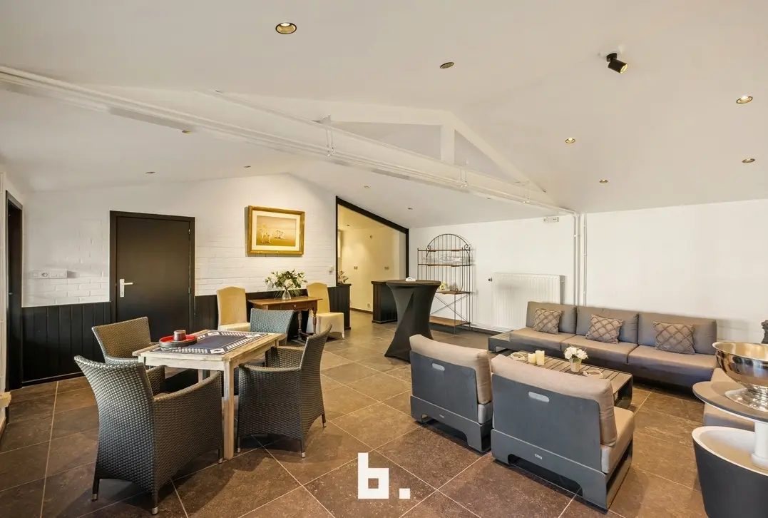 Mooie laagbouwvilla met zonnige tuin, dubbele garage en bijgebouw - Jabbeke