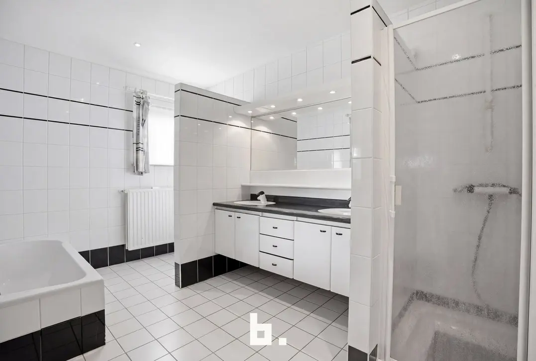 Unieke combinatie: Feestzaal met ruim appartement en grote parking te koop te Izegem! - Izegem