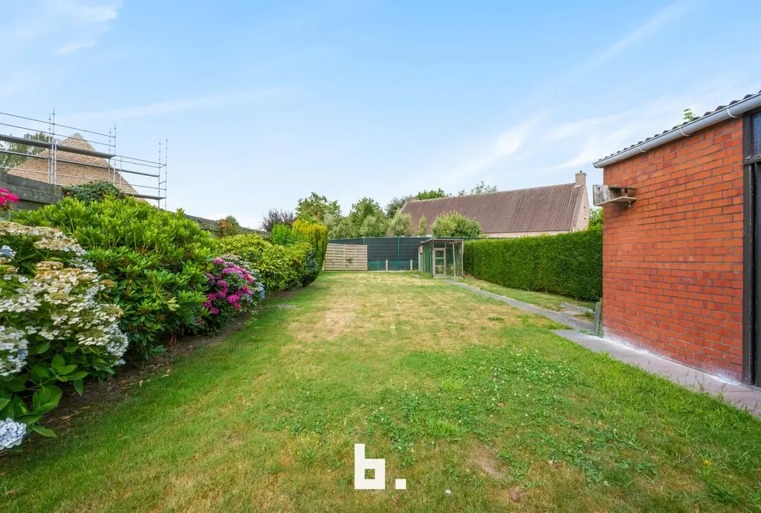 Ruime woning met 3 slaapkamers, veranda, tuin en garage in het centrum - Roeselare