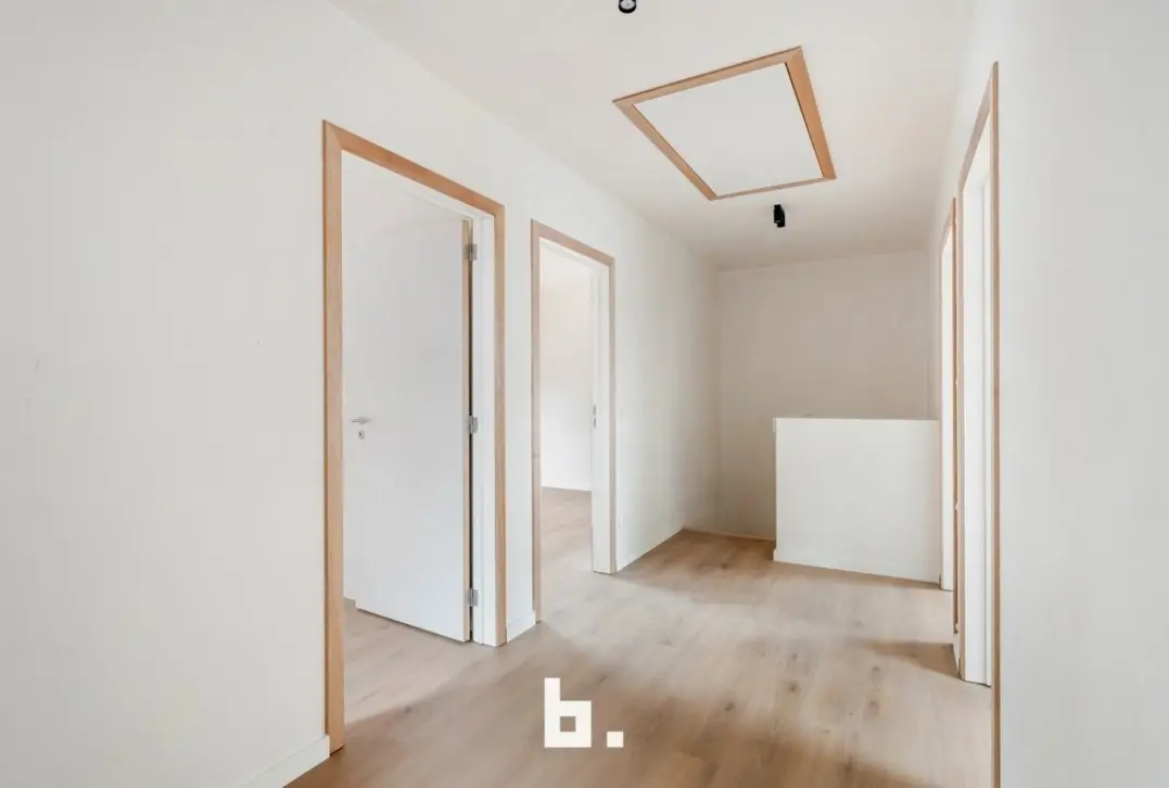 Ruime nieuwbouwwoning met 4 slaapkamers, garage en mooi afgewerkte tuin - Roeselare