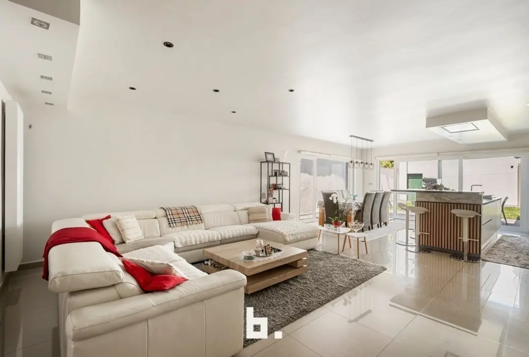 Instapklare én gerenoveerde woning op leuke locatie in Roeselare - Roeselare