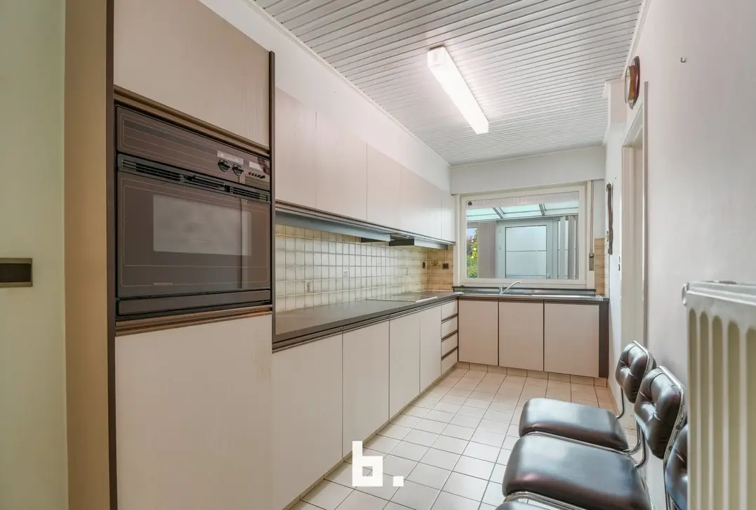 Ruime woning met 3 slaapkamers, veranda, tuin en garage in het centrum - Roeselare