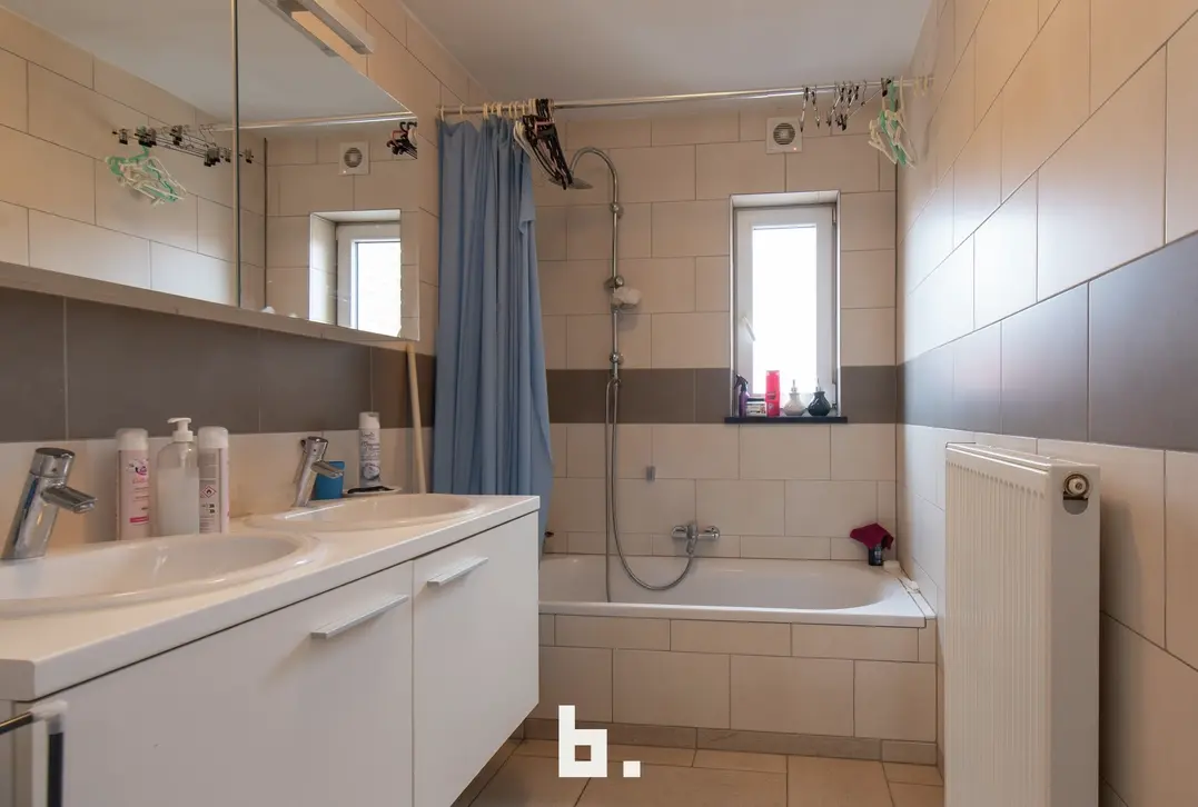 Stabiel verhuurd appartement met 5% rendement op topligging te centrum Menen - Menen