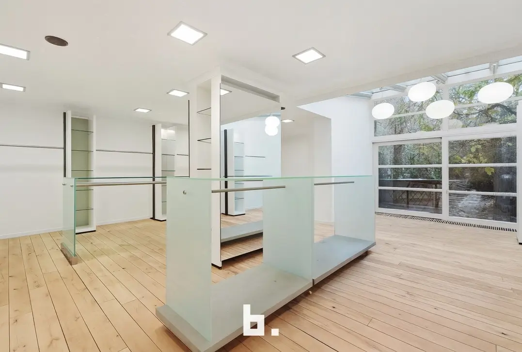 Ruim herenhuis / commercieel pand op toplocatie – veelzijdig en charmant! - Roeselare