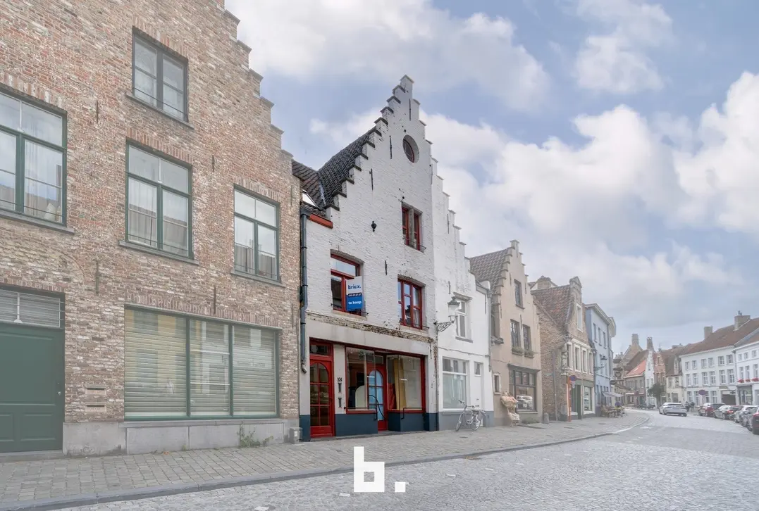 Te renoveren handelspand met woonst in het historische Hart van Brugge - Brugge
