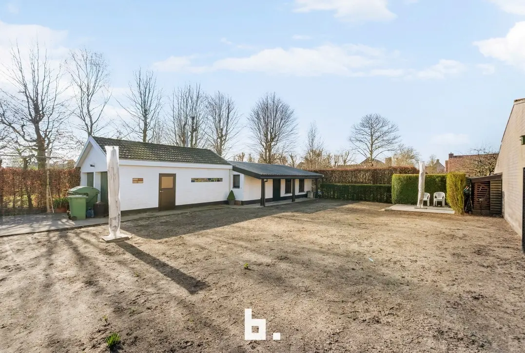Mooie laagbouwvilla met zonnige tuin, dubbele garage en bijgebouw - Jabbeke