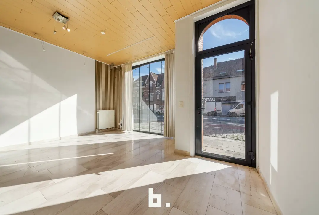 Opbrengsteigendom met 2 appartementen, handelsruimte en 2 garages in Sint-Andries - Sint-Andries