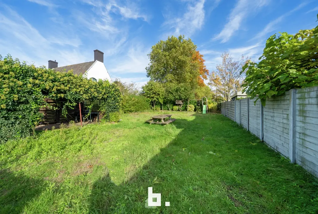 Te renoveren halfopen bebouwing 600m²met ruime tuin en garage op uitstekende ligging. - Sint-Andries