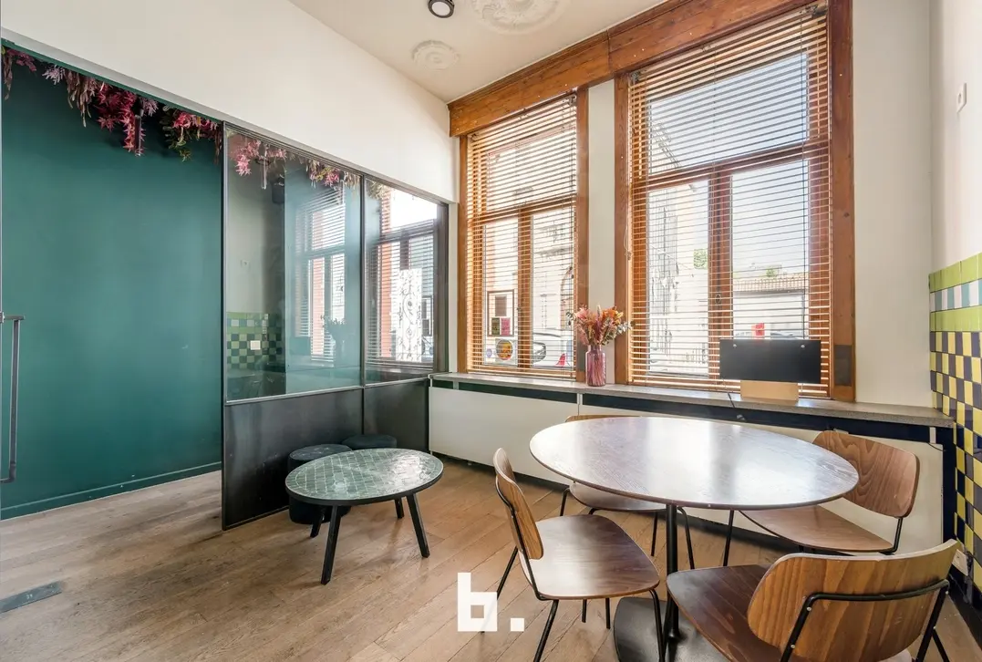 Handelspand met ruime woonst op toplocatie in hartje Roeselare - Roeselare