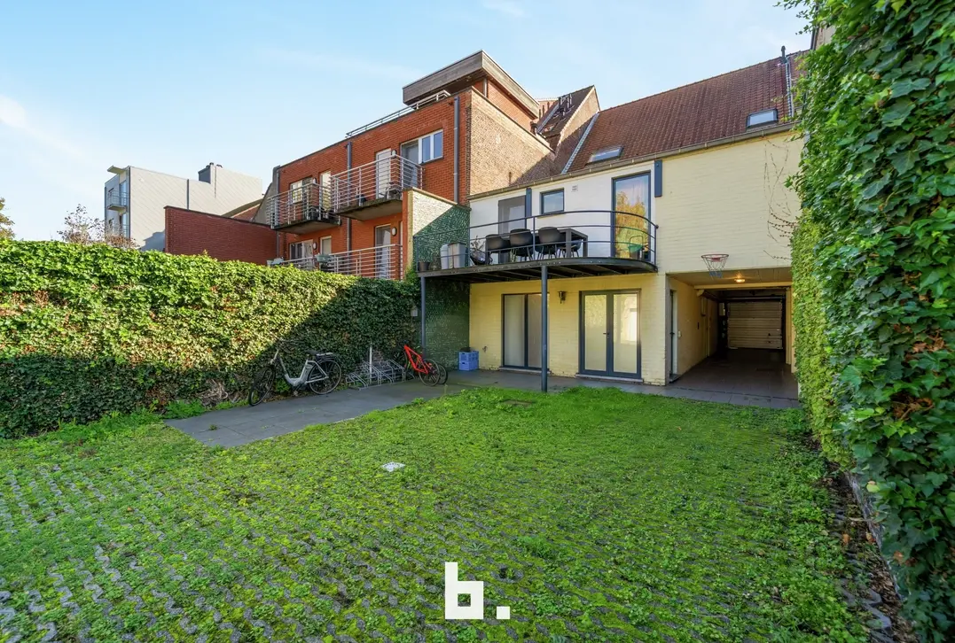 Opbrengsteigendom met 2 appartementen, handelsruimte en 2 garages in Sint-Andries - Sint-Andries