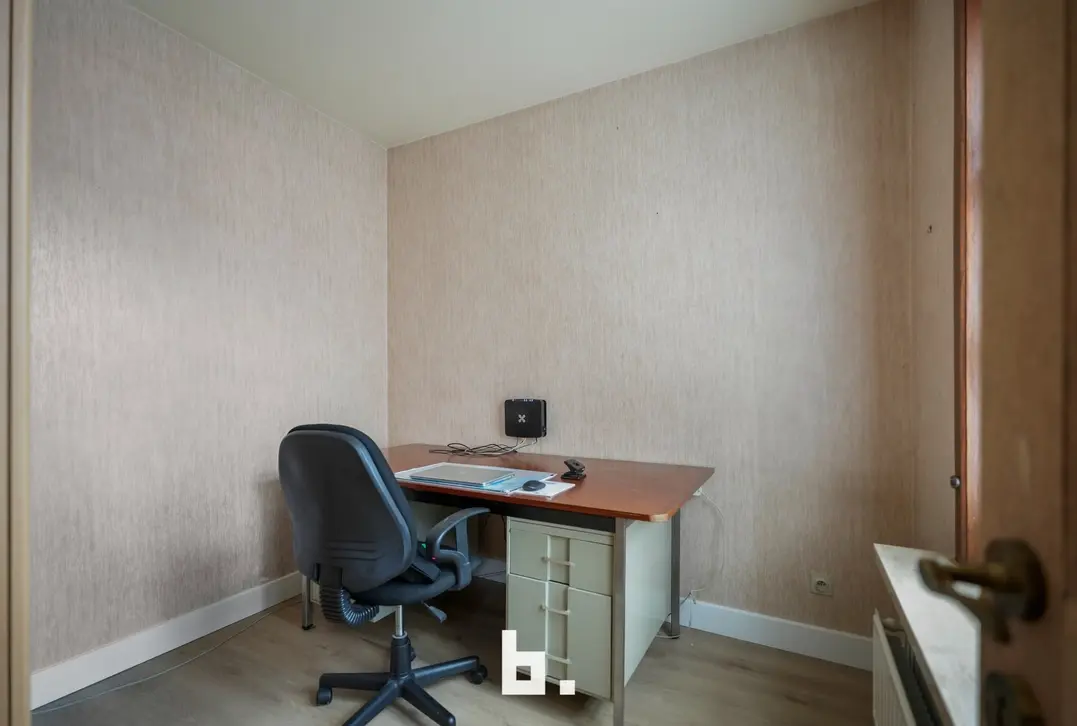 Ruime halfopen bebouwing met 4 slaapkamers, oprit en dubbele garage. - Wevelgem
