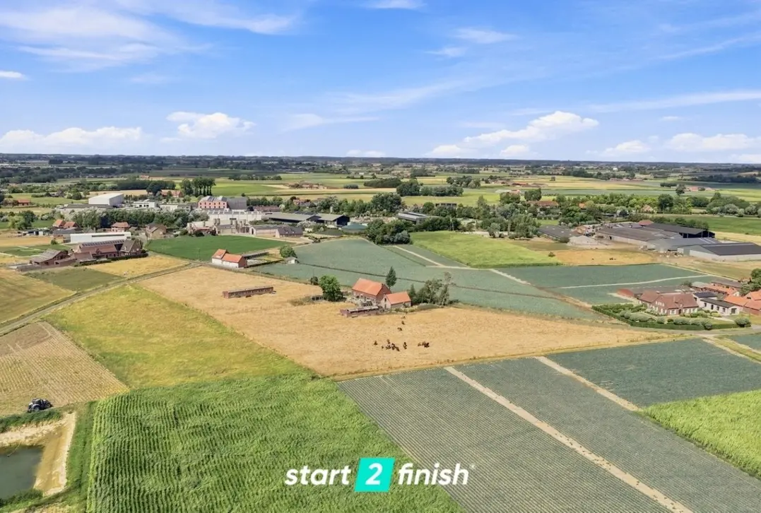 Prachtig gelegen hoeve met bijgebouwen op circa 1,85 hectare - Staden