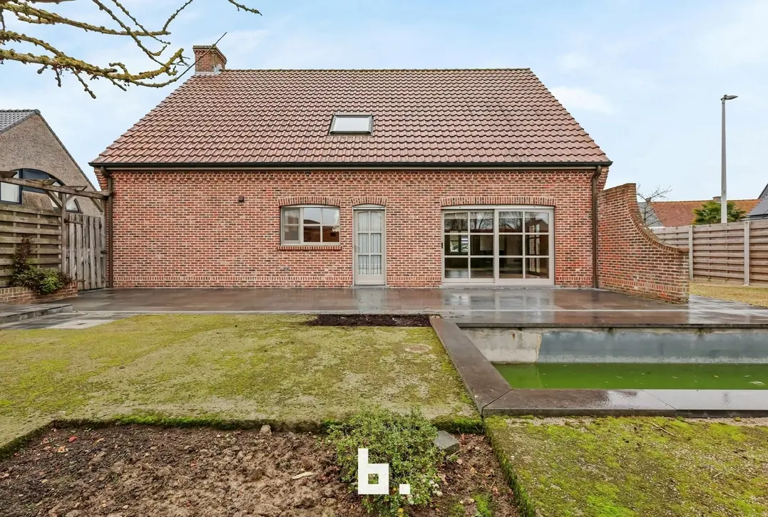 Ruime vrijstaande woning met grote tuin en zwemvijver in Houthulst - Houthulst