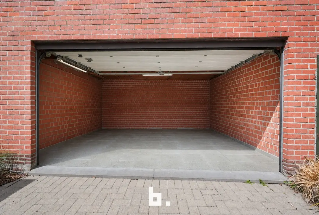 Ruime halfopen bebouwing met 4 slaapkamers, oprit en dubbele garage. - Wevelgem