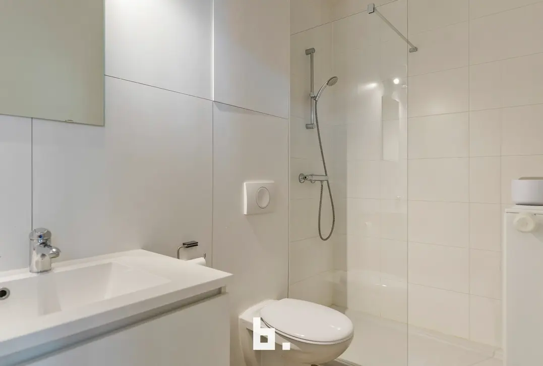  Interessante investering: 3 verhuurde studentenkamers met private badkamer op toplocatie in Kortrijk! - Kortrijk