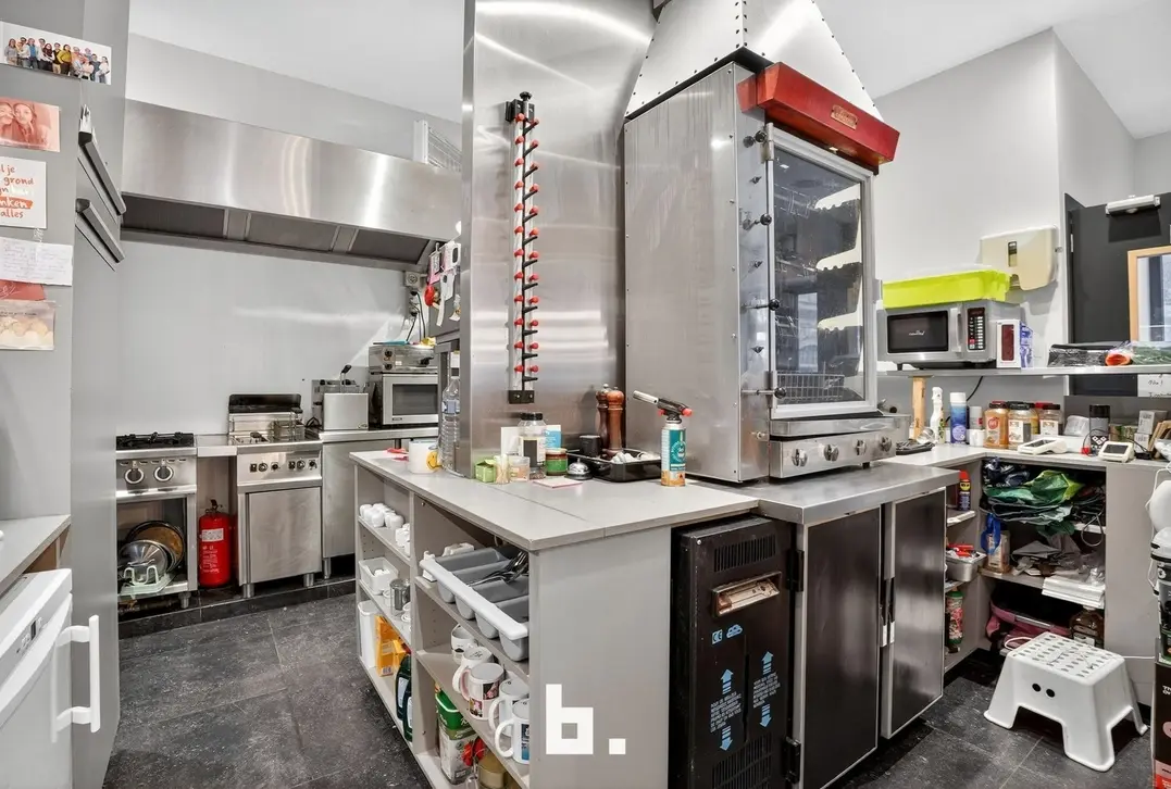 Tophorecazaak met woonst te koop op absolute A-locatie te Diksmuide - Diksmuide