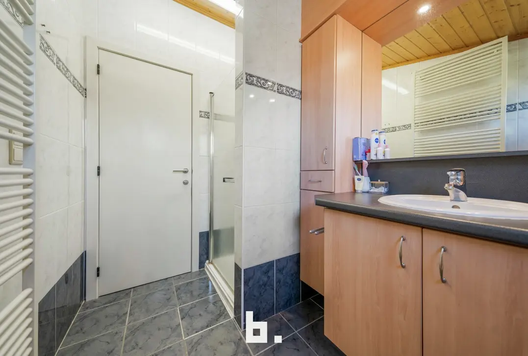 Opbrengsteigendom met 2 appartementen, handelsruimte en 2 garages in Sint-Andries - Sint-Andries