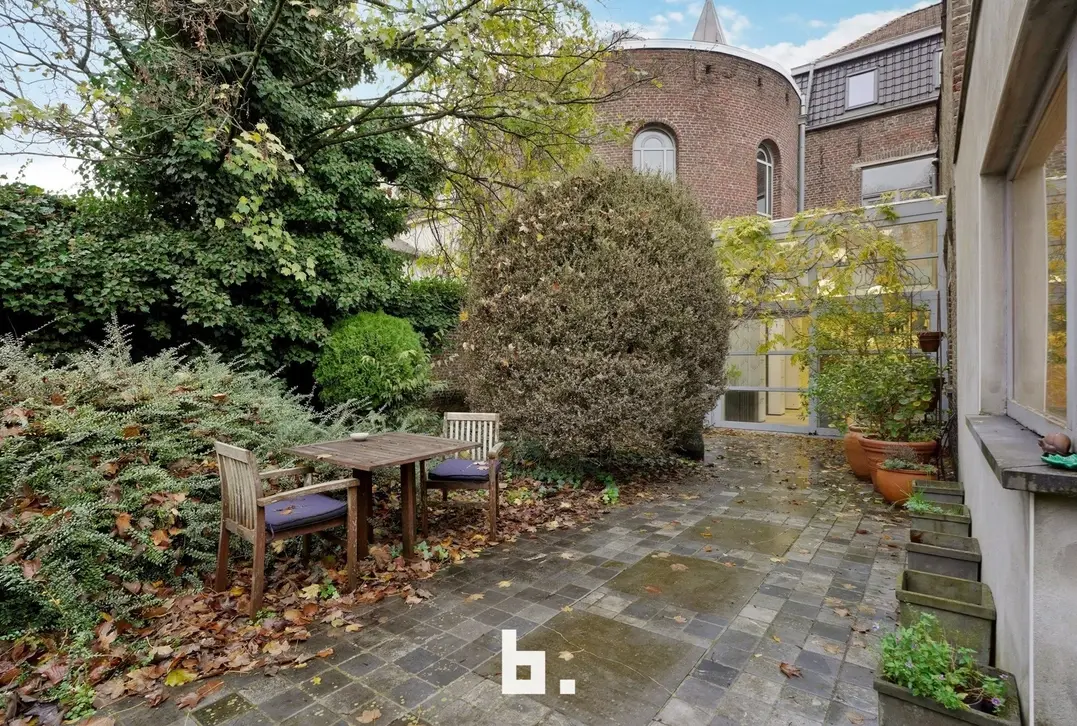 Ruim herenhuis / commercieel pand op toplocatie – veelzijdig en charmant! - Roeselare