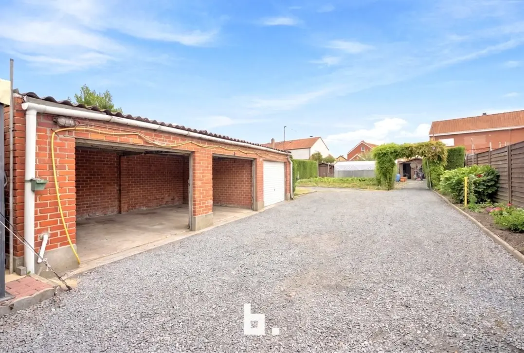 Te renoveren halfopen bebouwing met 3 garages op een perceel van 668 m² - Roeselare