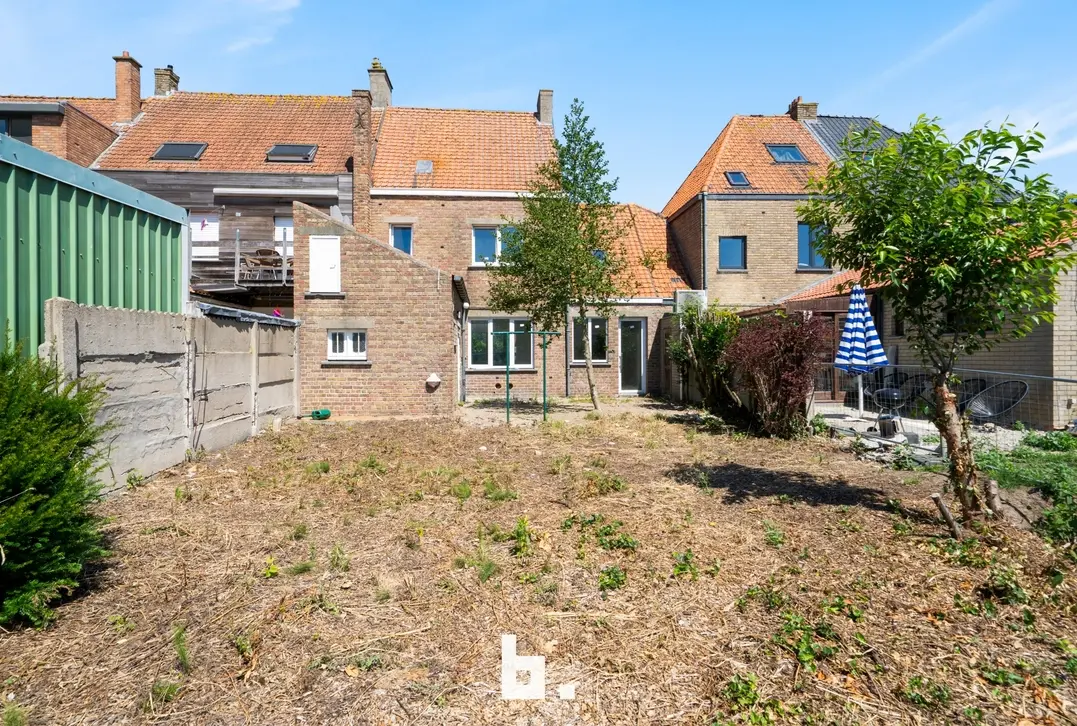 Volledig gerenoveerde woning met 4 slpks, 2 badkamers en mooie tuin op zeer centrale ligging te Gistel  - Gistel