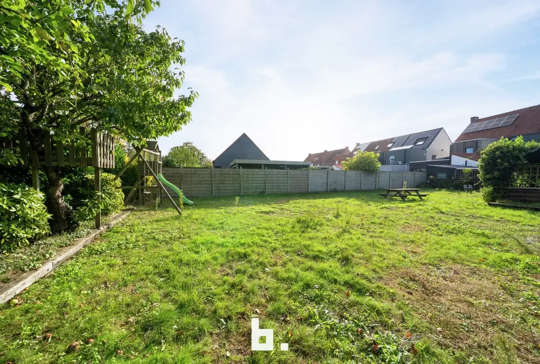 Te renoveren halfopen bebouwing 600m²met ruime tuin en garage op uitstekende ligging. - Sint-Andries
