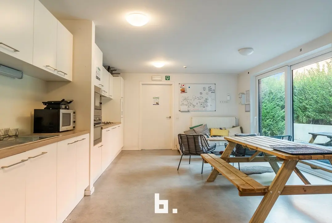  Interessante investering: 3 verhuurde studentenkamers met private badkamer op toplocatie in Kortrijk! - Kortrijk