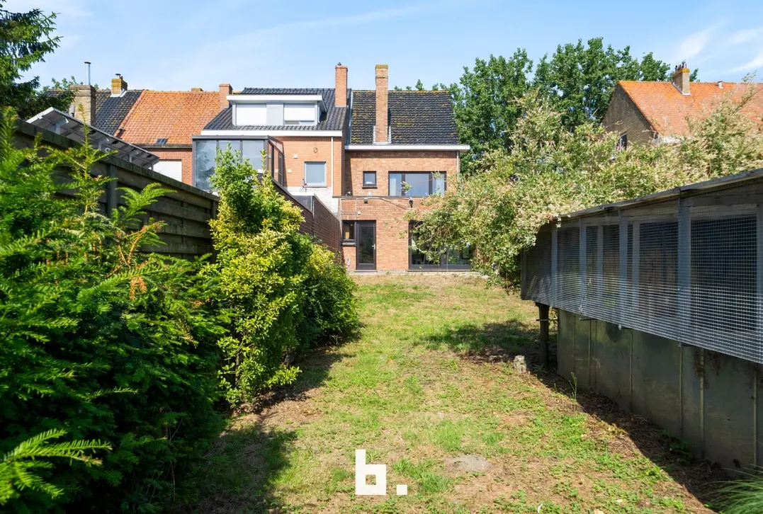 Ruime halfopen gezinswoning met 4 slaapkamers, garage en zonnige tuin te Nieuwpoort - Nieuwpoort