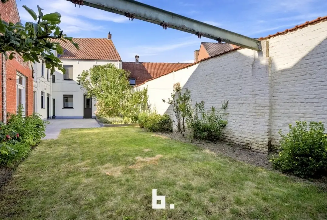 Verrassend ruime woning met 4 slaapkamers en een loods.  - Izegem