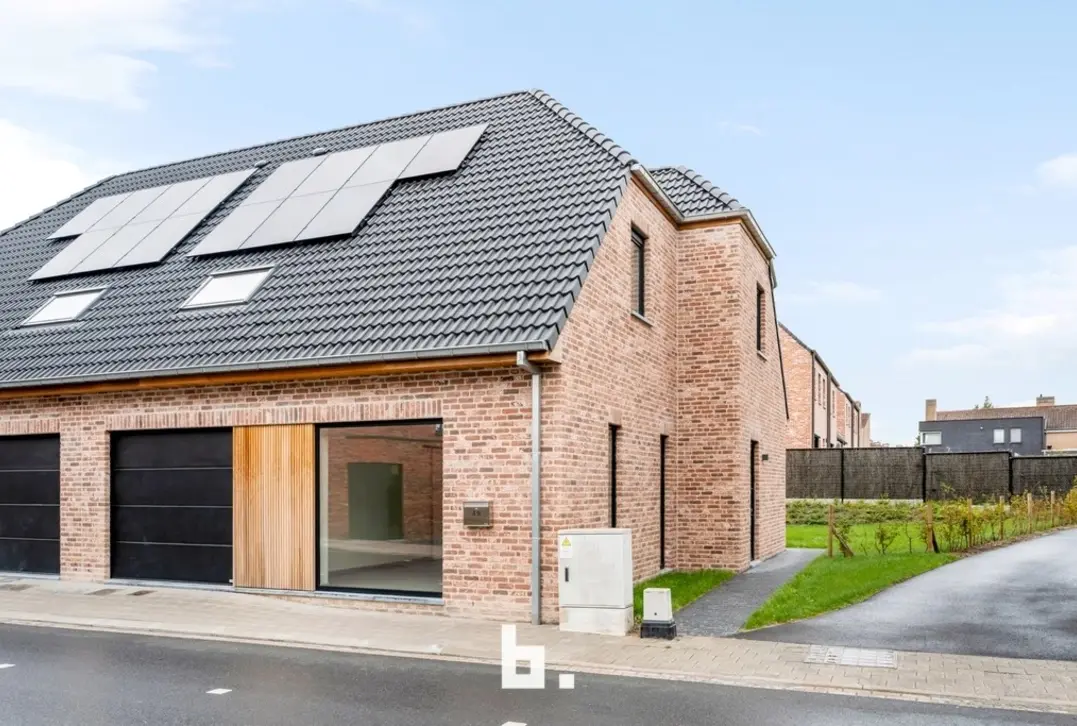 Ruime nieuwbouwwoning met 4 slaapkamers, garage en mooi afgewerkte tuin - Roeselare
