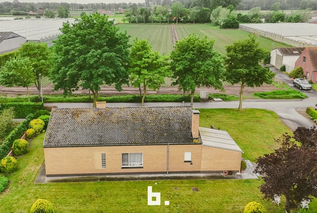 Deze bungalow biedt tal van mogelijkheden voor wie op zoek is naar een renovatieproject op een rustige en gegeerde ligging. De woning omvat een inkomh