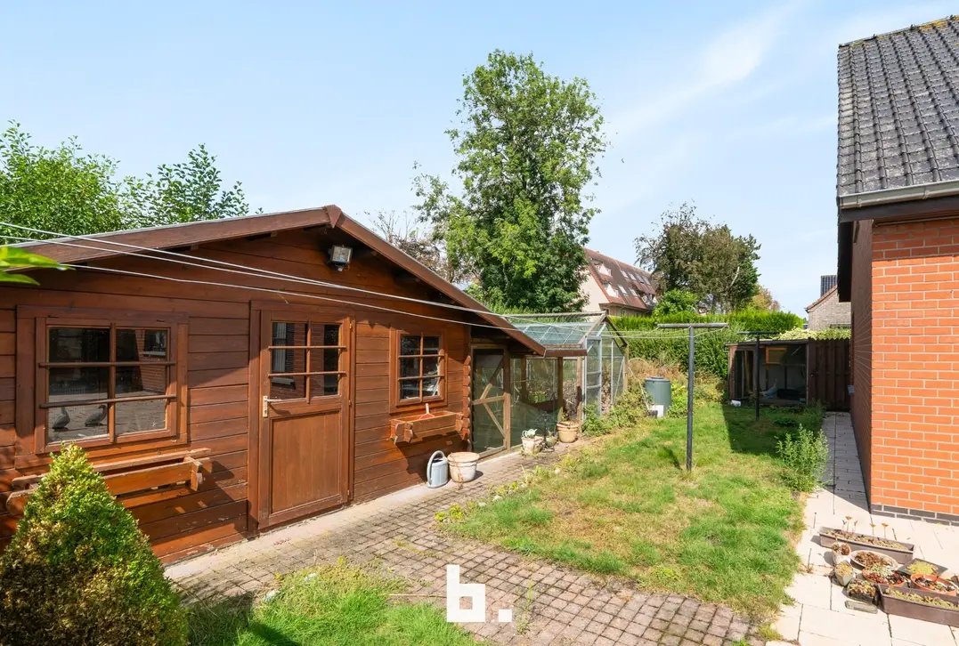 Oedelem licht op te frissen villa met veel volume en uitbreidingsmogelijkheid in het dak  - Oedelem
