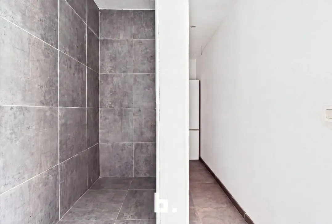 Unieke opportuniteit! Magazijn met mogelijkheid tot aankoop van 2 Appartementen.  - Roeselare