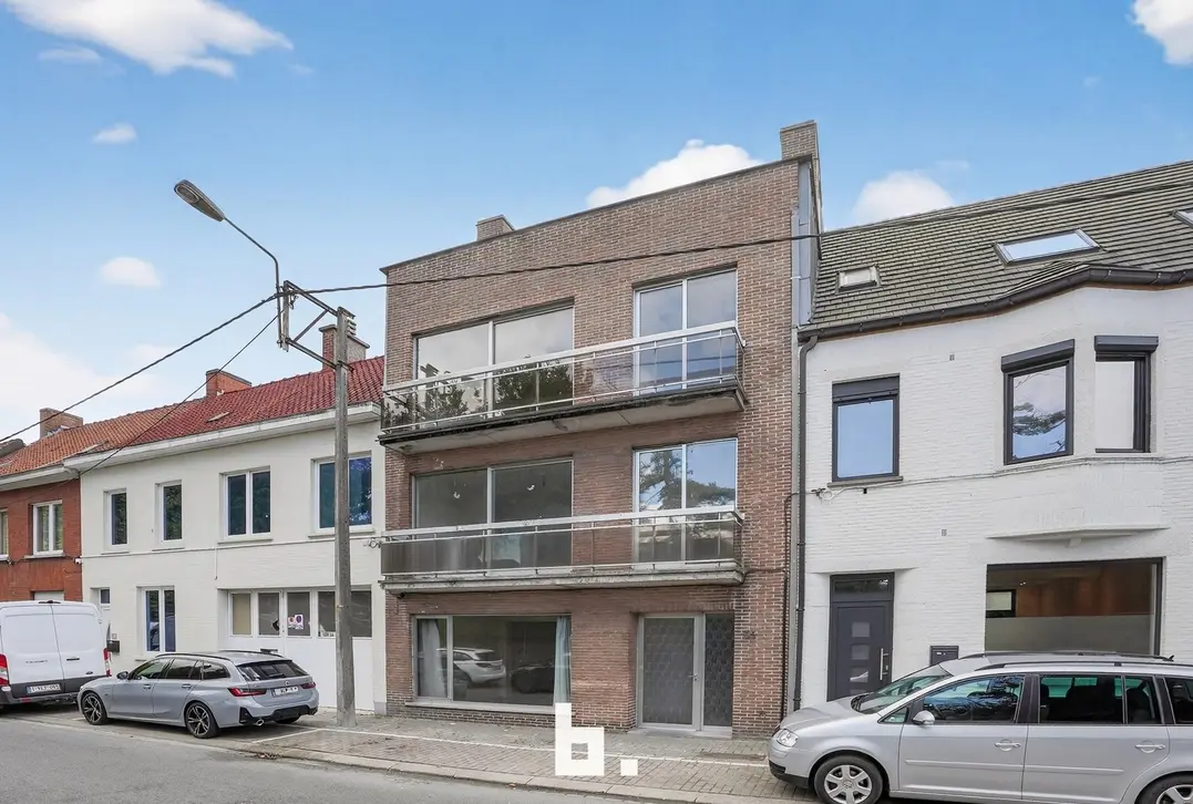 Gelijkvloers lichtrijk 2-slaapkamerappartement centraal gelegen te Roeselare - Roeselare