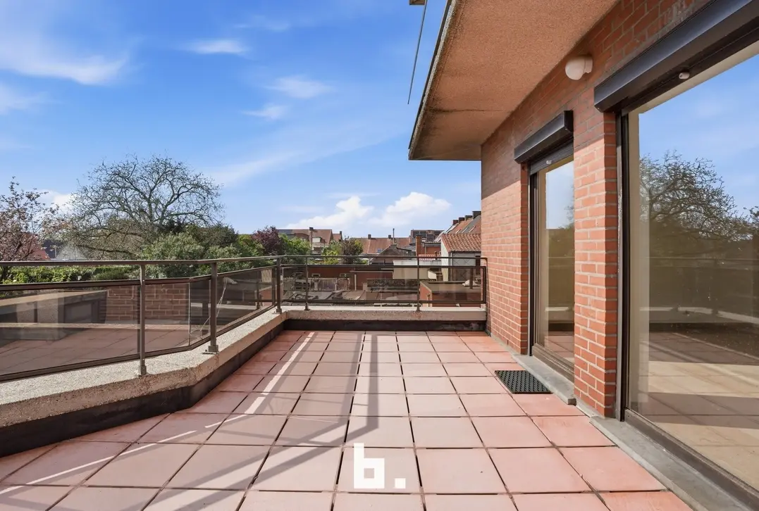 Lichtrijk appartement met twee terrassen en zicht op het Park van de Walle in Roeselare - Roeselare