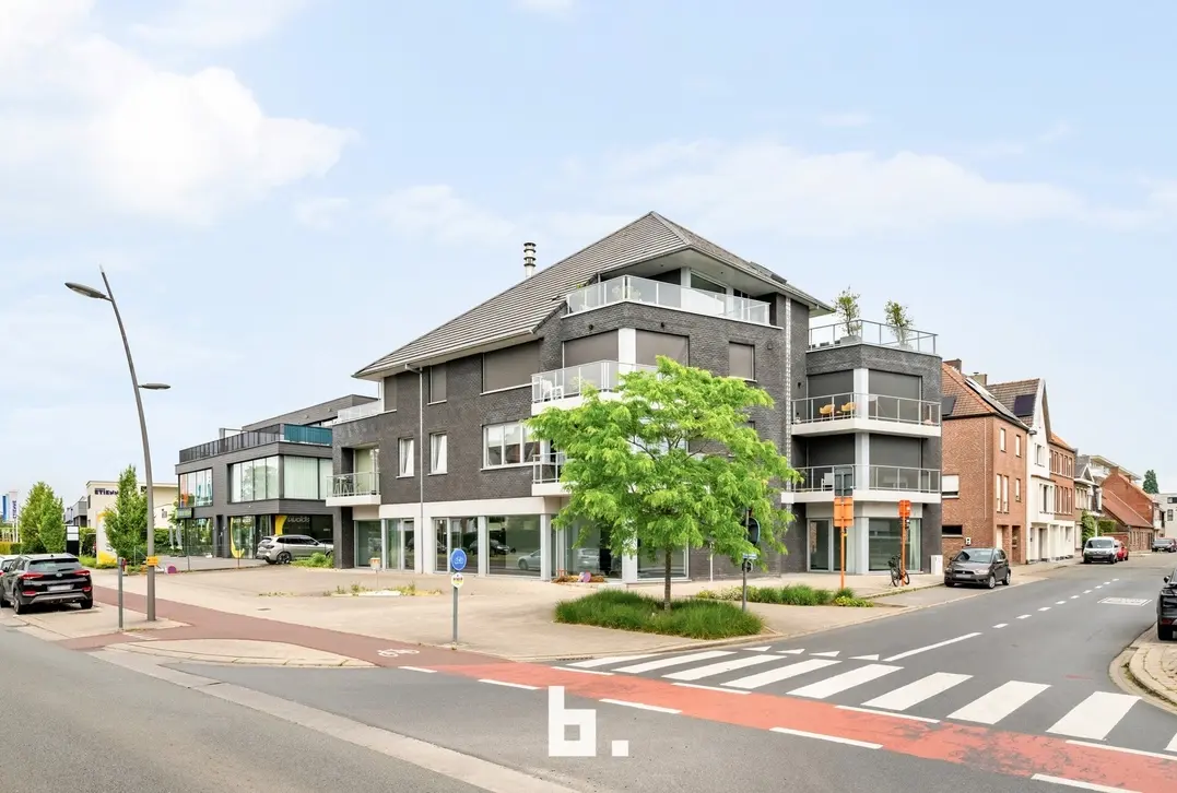 Ruim handelspand/kantoorruimte met 7 parkeerplaatsen op toplocatie in Roeselare - Roeselare