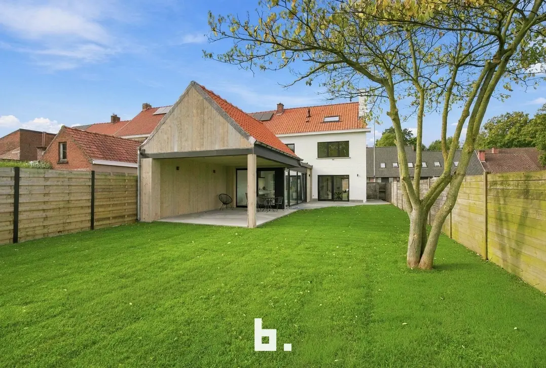 Instapklare, volledig gerenoveerde woning met 5 slaapkamers en 219 m² woonoppervlakte! - Ledegem
