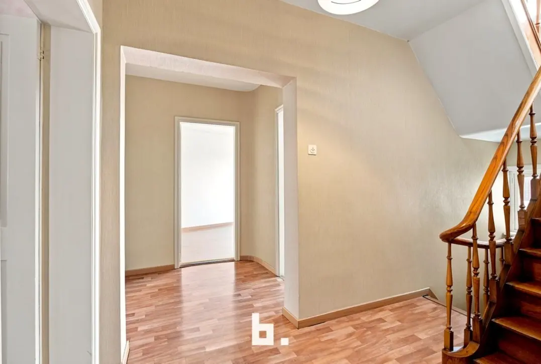 Verrassend ruime woning met 4 slaapkamers en een loods.  - Izegem
