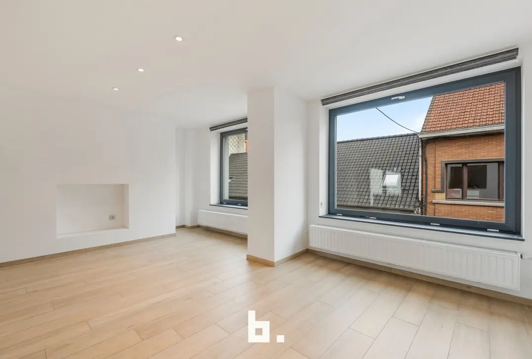 Prachtig gerenoveerd duplexappartement met groot terras en 4 kamers-Wevelgem-€275.000