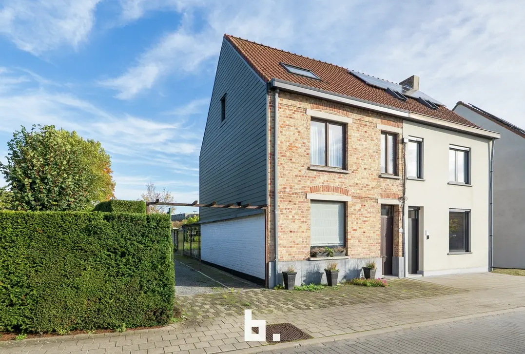 Te renoveren halfopen bebouwing 600m²met ruime tuin en garage op uitstekende ligging. - Sint-Andries