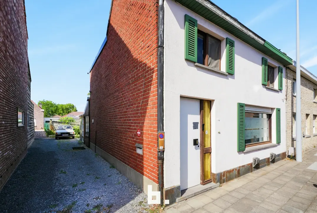 Renovatiewoning met oprit en garage in Desselgem te koop - Waregem