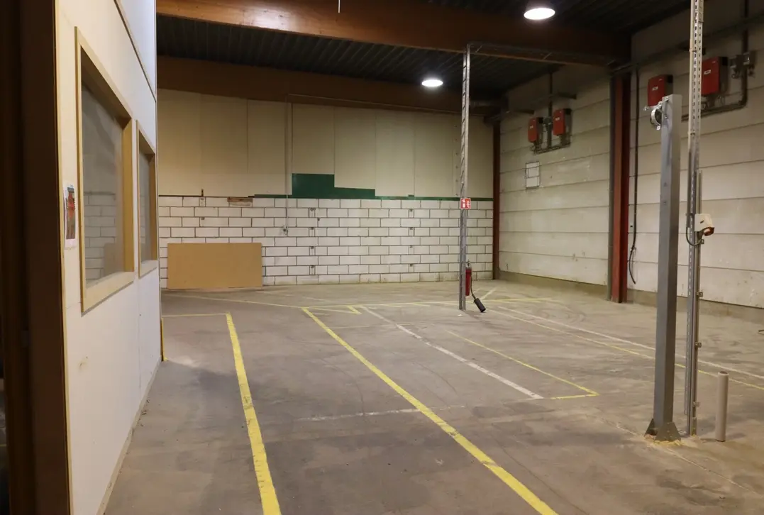 Ruim magazijn met kantoren – Circa 3.021 m² - Marke