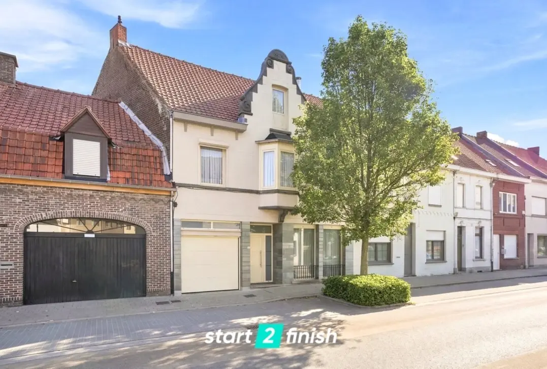 Verrassend ruime woning met 4 slaapkamers en een loods.  - Izegem
