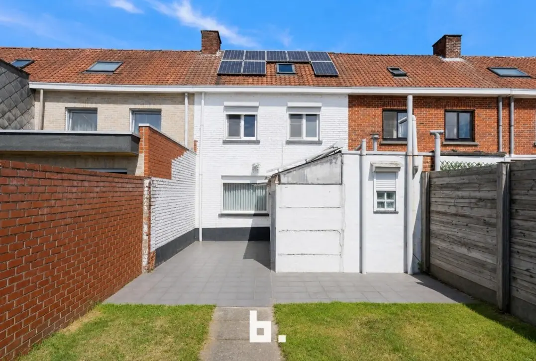 Gesloten bebouwing op een gunstige ligging met uitweg en garage!  - Roeselare