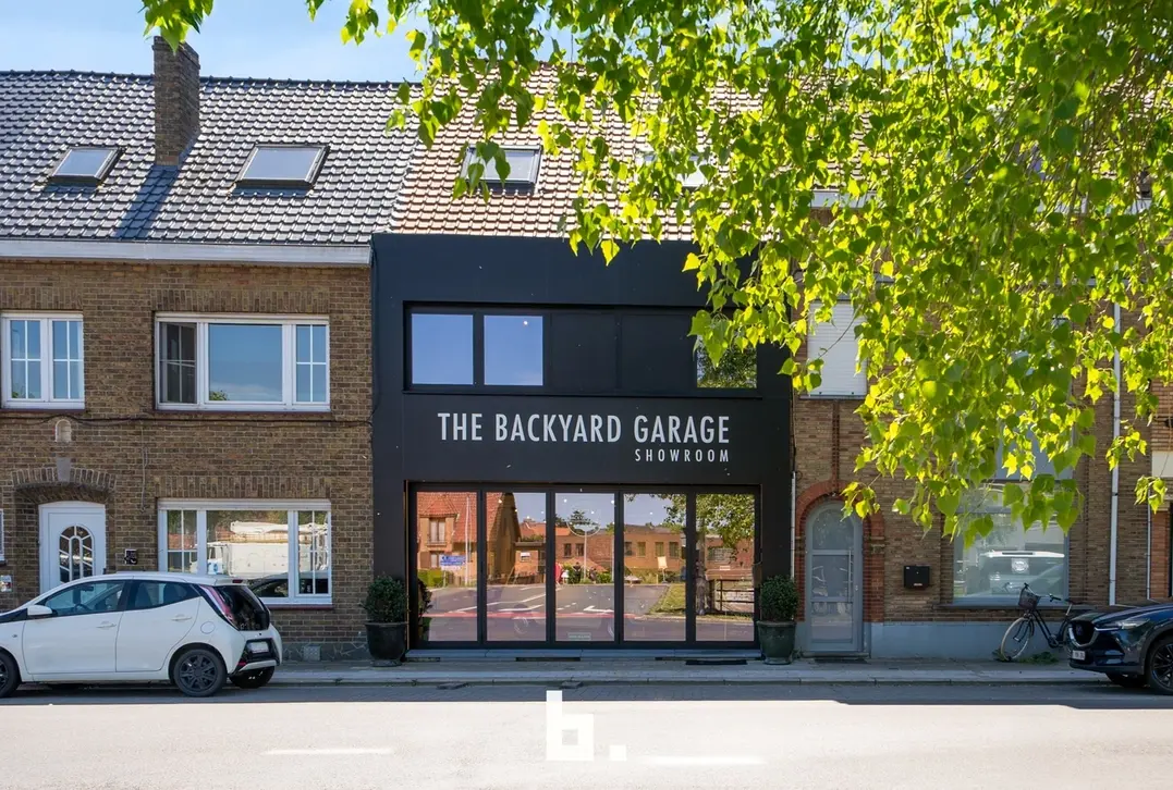 Dit instapklaar handelshuis geniet van een uitstekende commerciële ligging in Sint-Kruis. Dankzij de locatie langs de Damse Vaart en de vele passage b