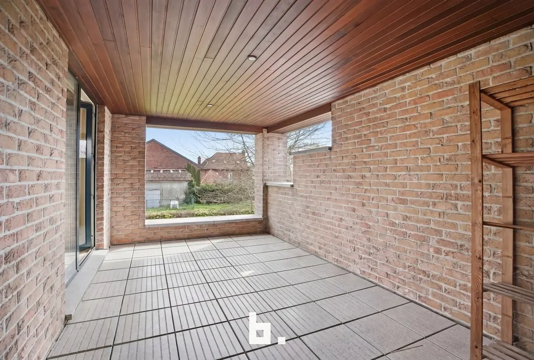 Unieke combinatie: Feestzaal met ruim appartement en grote parking te koop te Izegem! - Izegem