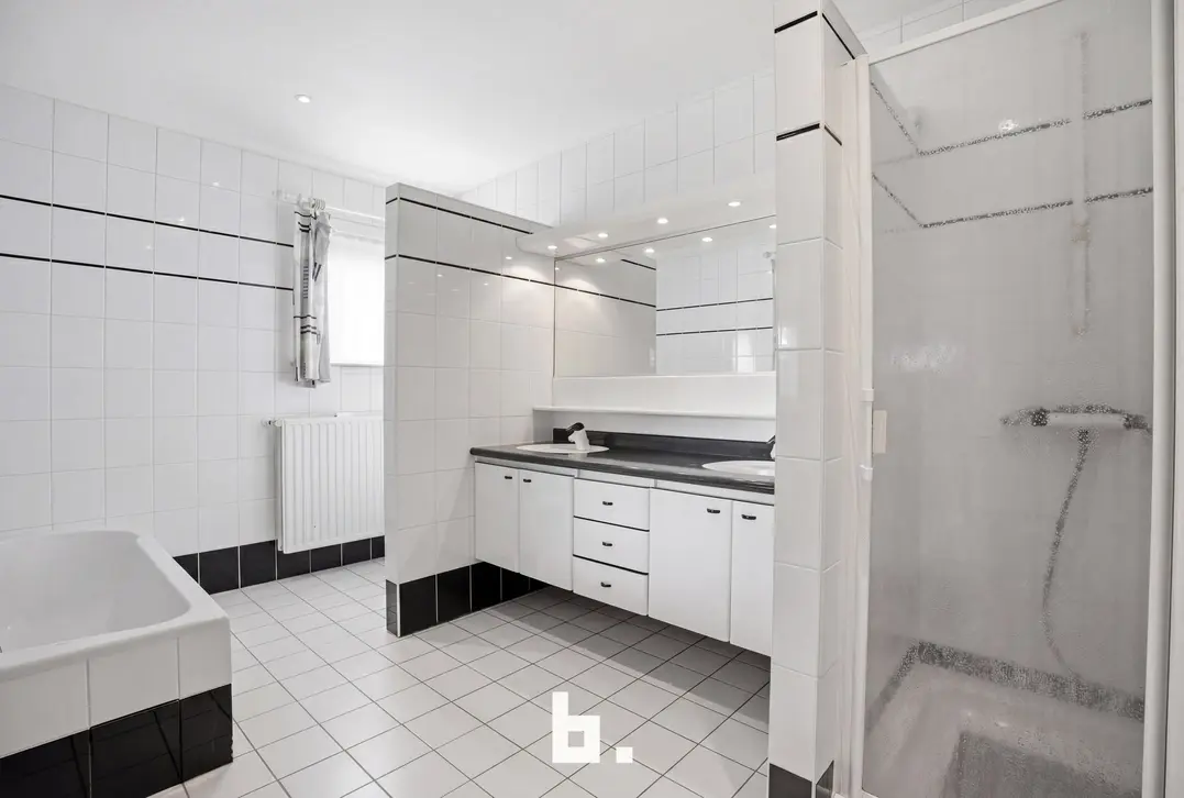 Unieke combinatie: Feestzaal met ruim appartement en grote parking te koop te Izegem! - Izegem