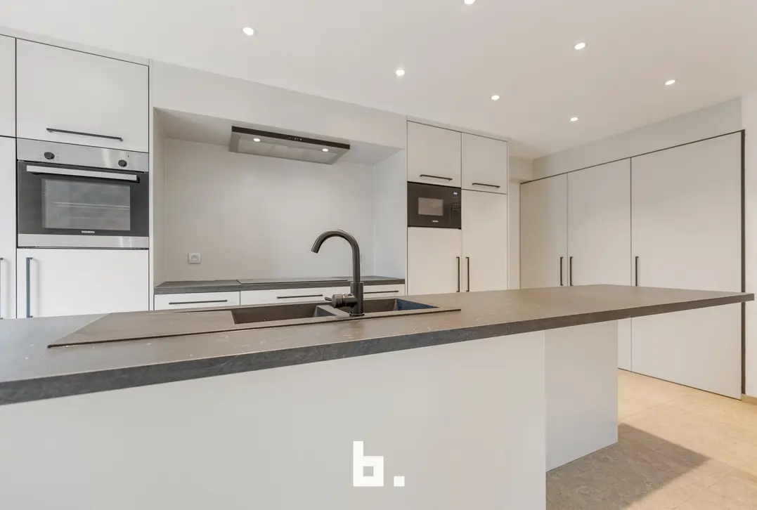 Prachtig gerenoveerd duplexappartement met groot terras en 4 kamers-Wevelgem-€275.000