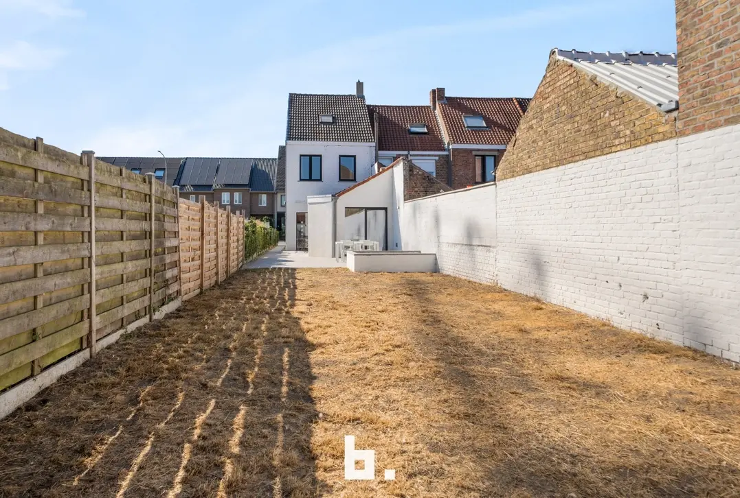 Stijlvol gerenoveerde woning met 3 slpks en prachtige tuin te Brugge waar ruimte, licht en verfijning samenkomen - Brugge